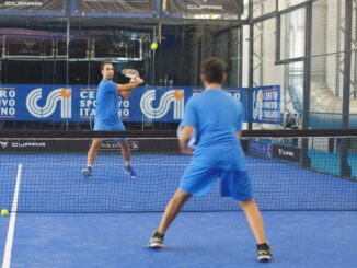 Le pareti dell’Happy Village di Terni si preparano a incoronare i nuovi campioni italiani del Campionato nazionale di padel CSI, un evento che dal 17 al 19 ottobre trasformerà la città umbra nel centro sportivo del weekend. Quattro i titoli in palio — femminile, maschile pro, maschile élite e misto élite — che vedranno sfidarsi 170 giocatori provenienti da 44 squadre di sei diverse regioni, dal Piemonte al Salento. Il torneo, patrocinato dal Comune di Terni, si disputerà sui sei campi del circolo sportivo Happy Village, teatro delle gare che decreteranno i vincitori degli scudetti 2025. Il regolamento prevede incontri strutturati su due set ai nove games, con sistema di punteggio tennistico e super tiebreak ai dieci punti in caso di parità. Caratteristica distintiva del torneo è l’obbligo di almeno un cambio di giocatore per ciascuna coppia nel corso di ogni set, a garanzia di rotazioni e intensità di gioco elevate. Le formazioni umbre giocano in casa con una presenza massiccia: otto squadre di Terni — due per ciascuna categoria — e sei provenienti da Perugia, equamente distribuite tra maschile pro, misto e femminile. Nutrita anche la partecipazione dal Piemonte, con formazioni di Asti, Verbania e Cuneo, mentre altre rappresentanze arrivano da Bolzano, Reggio Emilia, Teramo e Lecce, testimoniando l’ampia diffusione del padel nel panorama amatoriale nazionale. La competizione si aprirà con la fase a gironi del sabato, che determinerà le migliori classificate per la fase a eliminazione diretta della domenica, dai quarti di finale fino agli incontri che assegneranno i titoli tricolori. Ma il fine settimana ternano sarà anche un’occasione di socialità e condivisione: venerdì sera, un aperitivo di benvenuto accoglierà i finalisti, mentre sabato è prevista una cena di gala dedicata agli atleti e agli accompagnatori. L’iniziativa, organizzata dal Centro Sportivo Italiano, conferma il ruolo crescente del padel nel circuito delle attività sportive dilettantistiche, capace di unire competizione e spirito di squadra. In Umbria, la disciplina continua a consolidarsi come fenomeno di partecipazione collettiva e inclusiva, pronta a regalare emozioni e nuovi campioni sotto le luci del circolo Happy Village di Terni.