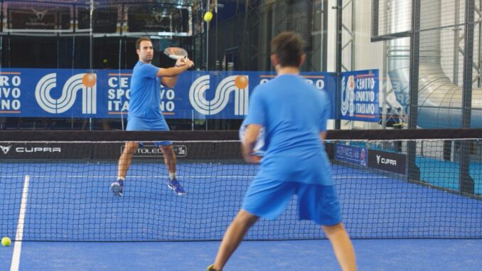 Le pareti dell’Happy Village di Terni si preparano a incoronare i nuovi campioni italiani del Campionato nazionale di padel CSI, un evento che dal 17 al 19 ottobre trasformerà la città umbra nel centro sportivo del weekend. Quattro i titoli in palio — femminile, maschile pro, maschile élite e misto élite — che vedranno sfidarsi 170 giocatori provenienti da 44 squadre di sei diverse regioni, dal Piemonte al Salento. Il torneo, patrocinato dal Comune di Terni, si disputerà sui sei campi del circolo sportivo Happy Village, teatro delle gare che decreteranno i vincitori degli scudetti 2025. Il regolamento prevede incontri strutturati su due set ai nove games, con sistema di punteggio tennistico e super tiebreak ai dieci punti in caso di parità. Caratteristica distintiva del torneo è l’obbligo di almeno un cambio di giocatore per ciascuna coppia nel corso di ogni set, a garanzia di rotazioni e intensità di gioco elevate. Le formazioni umbre giocano in casa con una presenza massiccia: otto squadre di Terni — due per ciascuna categoria — e sei provenienti da Perugia, equamente distribuite tra maschile pro, misto e femminile. Nutrita anche la partecipazione dal Piemonte, con formazioni di Asti, Verbania e Cuneo, mentre altre rappresentanze arrivano da Bolzano, Reggio Emilia, Teramo e Lecce, testimoniando l’ampia diffusione del padel nel panorama amatoriale nazionale. La competizione si aprirà con la fase a gironi del sabato, che determinerà le migliori classificate per la fase a eliminazione diretta della domenica, dai quarti di finale fino agli incontri che assegneranno i titoli tricolori. Ma il fine settimana ternano sarà anche un’occasione di socialità e condivisione: venerdì sera, un aperitivo di benvenuto accoglierà i finalisti, mentre sabato è prevista una cena di gala dedicata agli atleti e agli accompagnatori. L’iniziativa, organizzata dal Centro Sportivo Italiano, conferma il ruolo crescente del padel nel circuito delle attività sportive dilettantistiche, capace di unire competizione e spirito di squadra. In Umbria, la disciplina continua a consolidarsi come fenomeno di partecipazione collettiva e inclusiva, pronta a regalare emozioni e nuovi campioni sotto le luci del circolo Happy Village di Terni.