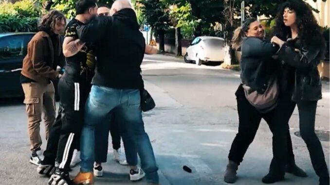 Aggredita la troupe di Mediaset davanti alla casa occupata dai sinti