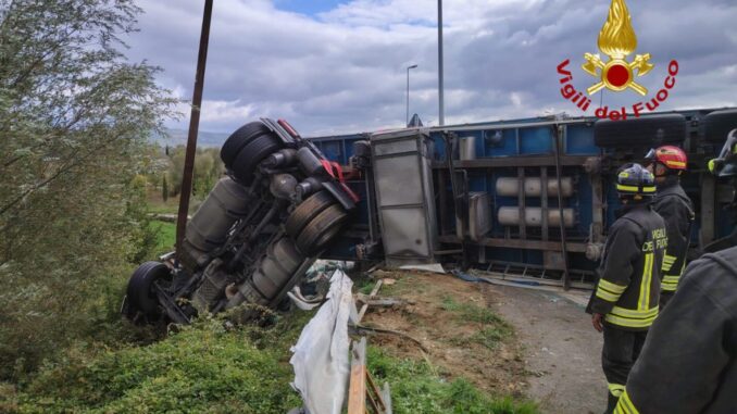 Incidente autoarticolato camion si ribalta e perde tutto il caricco