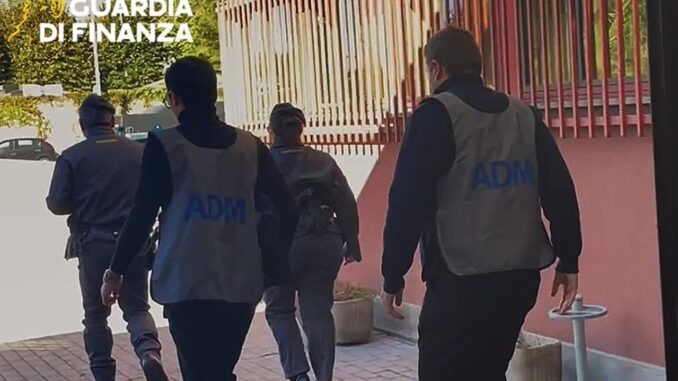 Finanza ordina chiusura [Video] sala scommesse per presenza di minori