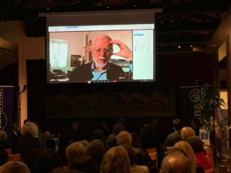 La città umbra di Amelia si prepara ad ospitare sabato 11 ottobre alle 17,30 nella Pinacoteca del Museo Archeologico la Cerimonia di Premiazione del Concorso per Cortometraggi “Raccontare il Cammino”, indetto dall’Associazione Lights for Cinzia, dedicato alla creatività giovanile e alla passione per il cinema. La serata, che celebra il talento emergente di registi tra i 18 e i 35 anni, rappresenta un momento significativo per la promozione del cinema giovanile in Italia, valorizzando storie che intrecciano esperienza personale e immaginazione. A condurre l’evento sarà la cantante e docente Carlotta, al secolo Carla Quadraccia, residente ad Amelia, nota per il successo del tormentone estivo Frena, la partecipazione al Festival di Sanremo con “Promessa” e l’esperienza in tv nel 2025 nella trasmissione “Ora o mai più” su Rai1. Carlotta, con la sua esperienza di producer e docente di canto, guiderà il pubblico attraverso una serata che unisce emozione, intrattenimento e riflessione sul valore del percorso individuale e creativo. La manifestazione offrirà inoltre un incontro diretto con due importanti figure del panorama cinematografico nazionale: la sceneggiatrice Paola Mammini, vincitrice del David di Donatello per la sceneggiatura di “Perfetti sconosciuti”, e Marco Testoni, compositore, scrittore e music supervisor autore del volume “Come si ascolta un film?”. Entrambi, come anticipa il comunicato ufficiale di Lights for Cinzia, condivideranno aneddoti e curiosità dai set cinematografici, raccontando le proprie esperienze professionali e svelando alcuni retroscena del fare cinema, dalle serie tv ai film di successo come “Immaturi” e “Perfetti sconosciuti”. Il tema di quest’anno, Il Cammino, ha ispirato una varietà di cortometraggi che esplorano la dimensione del viaggio umano, sia esso fisico, spirituale o interiore. Dalla metafora della valigia in mano ai percorsi di crescita personale, i partecipanti hanno offerto interpretazioni originali e creative, contribuendo a rendere il contest sempre più significativo e seguito. Secondo il comunicato, il concorso ha ampliato la propria risonanza nazionale rispetto alle edizioni precedenti, registrando adesioni da tutta Italia, mentre la prima edizione raccoglieva prevalentemente proposte umbre. Tre i finalisti: Mattia Barcherini con “L’anima del pellegrino”, Agnese Fratoni con “Fammi un’altra domanda” e Davide Salucci con “Il cammino”. La giuria, di alto profilo, sarà presieduta dal regista Daniele Luchetti e composta da professionisti come Caterina Venturini, Irene Ceccon, Michelangelo Garrone, Massimo Manini, Fabrizio Razza e Marco Luca Cattaneo. I premi in denaro saranno di 600 euro al primo classificato, 300 euro al secondo, 200 euro al terzo, più un riconoscimento di 100 euro per il corto più votato sui social, come evidenziato dalla fonte ufficiale del comunicato. Il contest rappresenta un’importante occasione di formazione, networking e valorizzazione dei giovani creativi, mettendo in luce la capacità dei ragazzi di raccontare storie con linguaggi contemporanei e sensibilità narrativa raffinata. L’evento non è solo una premiazione, ma un vero e proprio momento di scambio culturale, dove le esperienze professionali di Mammini e Testoni si intrecciano con i percorsi personali dei giovani registi. Carlotta, oltre ad animare la serata, è stata ricordata nel comunicato per il suo percorso musicale e formativo: dal progetto Scarlatto agli Abbey Road Studios di Londra, fino all’insegnamento presso il C.e.T di Mogol e il ruolo di co-amministratrice dell’etichetta GIURO SRL. La sua presenza conferisce all’evento un valore aggiunto, unendo musica, cinema e didattica in un contesto culturale unico. Paola Mammini, secondo il comunicato, ha attraversato con successo diverse forme di arte e spettacolo, passando dalla recitazione alla scrittura cinematografica e televisiva. Tra i suoi lavori più noti per la tv figurano “La squadra”, “I Cesaroni” e “Immaturi la Serie”, mentre per il cinema ha firmato sceneggiature come “Perfetti sconosciuti” e “Tutta colpa di Freud”. Il suo contributo al contest offre ai partecipanti una prospettiva diretta su come la narrazione cinematografica possa intrecciarsi con l’esperienza personale e professionale. Marco Testoni, compositore e music supervisor, ha una carriera ricca di collaborazioni e riconoscimenti. Dal Premio Colonne Sonore al titolo di Compositore dell’anno al Premio Roma Videoclip, il comunicato evidenzia la sua capacità di integrare musica e immagini in progetti multimediali, con performance esposte in importanti spazi internazionali come il Louvre e il Macro di Roma. La sua partecipazione al contest consente ai giovani registi di comprendere l’importanza della colonna sonora nella costruzione di un racconto cinematografico. Il concorso “Raccontare il Cammino” conferma, come sottolinea la fonte del comunicato, la volontà di Lights for Cinzia di promuovere il cinema giovanile e di valorizzare la creatività dei nuovi talenti italiani, offrendo una piattaforma di visibilità e scambio culturale, in un contesto dove arte, formazione e intrattenimento si incontrano. La manifestazione si conferma così un appuntamento di riferimento nel panorama dei concorsi nazionali dedicati al cinema emergente, unendo passione, tecnica e sensibilità narrativa in un unico percorso celebrativo.