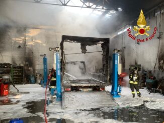 Incendio distrugge officina tra Terni e Narni sulla Flaminia