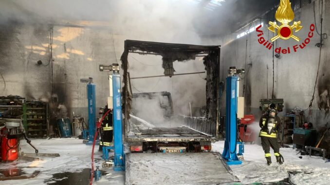 Incendio distrugge officina tra Terni e Narni sulla Flaminia