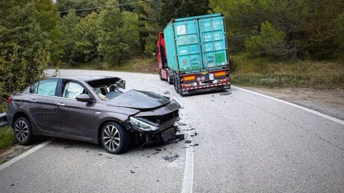 Incidente sulla SR 257 Apecchiese, traffico bloccato e un ferito grave