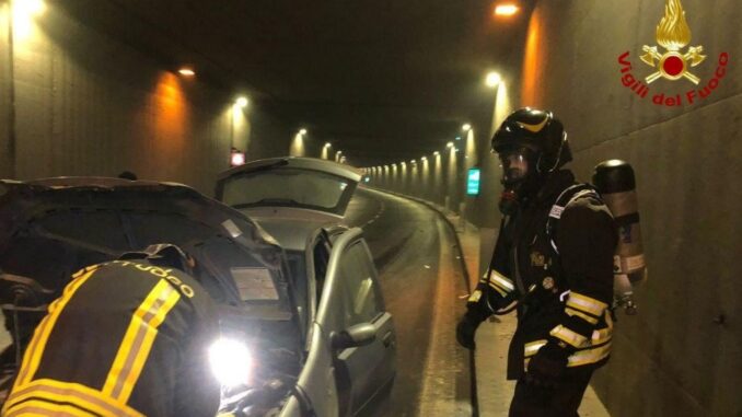 Tamponamento a catena in galleria blocca il traffico sul raccordo