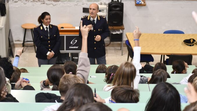 Polizia e studenti uniti contro bullismo e cyberbullismo