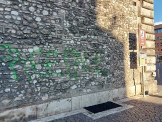 Scritte proPal su Palazzo Spada e cortei in città