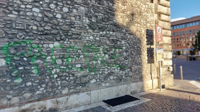 Scritte proPal su Palazzo Spada e cortei in città