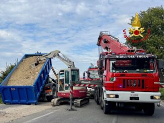 Camion in bilico sulla SR316, intervento dei Vigili del Fuoco