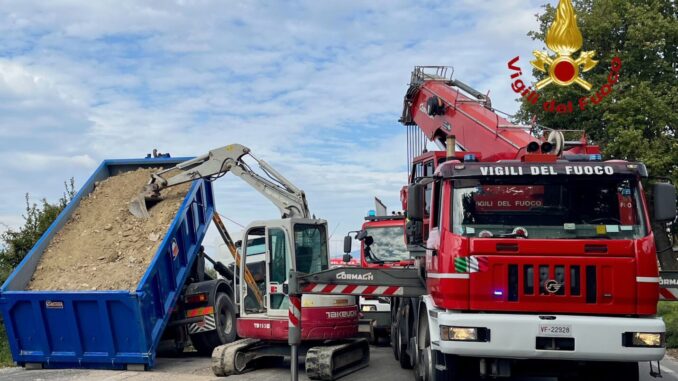 Camion in bilico sulla SR316, intervento dei Vigili del Fuoco