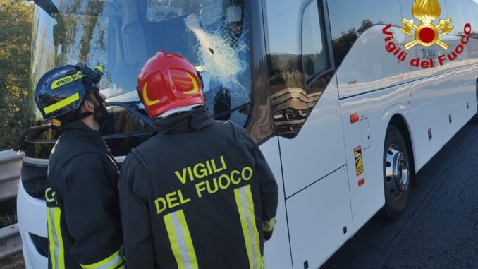 Autobus colpito da palo di ferro sull’A1, ferito l’autista