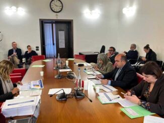 Approvato bilancio 2026–2028, fondi tagliati e nuovi criteri