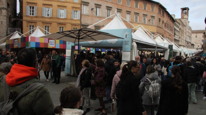 Sinistra radicale sfida Eurochocolate, protesta in centro Perugia