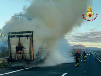 A1 incendio tra Orvieto e Fabro, camion in fiamme, autosole chiusa
