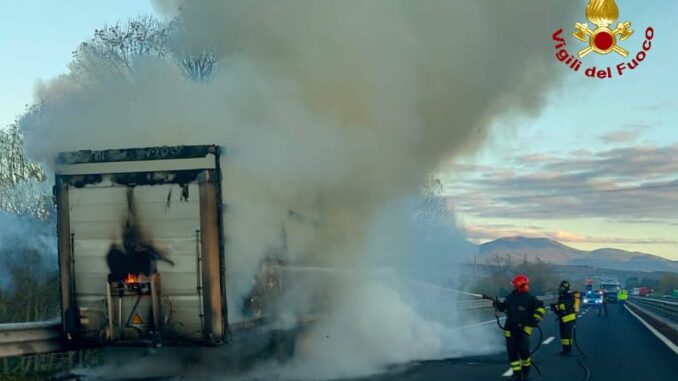 A1 incendio tra Orvieto e Fabro, camion in fiamme, autosole chiusa