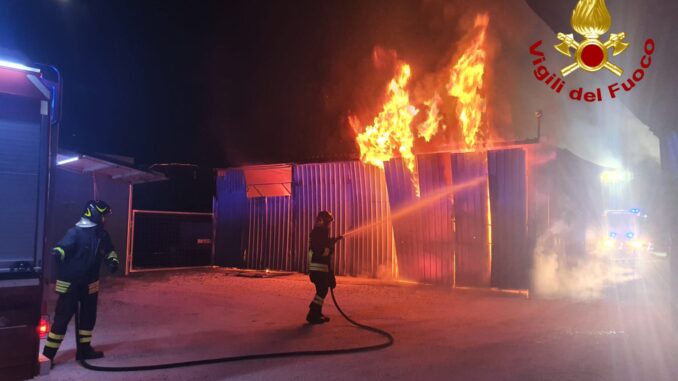 Incendio nella notte devasta officina a Terni, nessun ferito