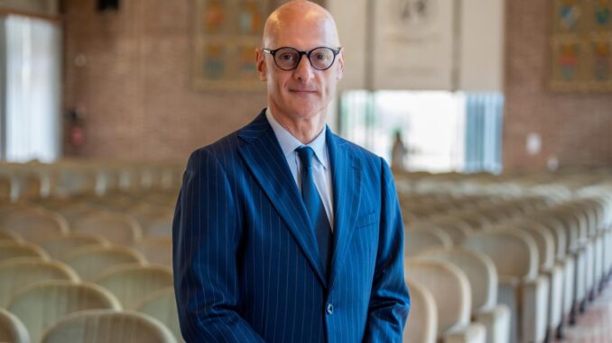 Con Decreto Rettorale, l’Università degli Studi di Perugia ha ufficializzato la nomina del professor Paolo Carbone a Presidente del Presidio della Qualità di Ateneo. Ordinario di Misure elettriche ed elettroniche, Carbone è stato eletto dalle componenti interne nella seduta del 27 novembre 2025, assumendo un incarico che resterà valido fino al 30 marzo 2028, data di conclusione del triennio 2025-2028. La nomina segna un passaggio significativo per l’Ateneo umbro, che affida a Carbone la responsabilità di garantire la continuità e il rafforzamento del Sistema di Assicurazione della Qualità, strumento essenziale per monitorare e migliorare costantemente la didattica e la ricerca. Il nuovo presidente subentra al professor Cristiano Perugini, dimessosi dopo essere stato designato Delegato rettorale per il settore “Bilancio; Risorse economico-finanziarie; Fondazioni”. La transizione, avvenuta senza interruzioni, conferma la volontà dell’Università di mantenere alta l’attenzione sulla qualità accademica e sulla trasparenza dei processi. Il Presidio della Qualità, istituzione centrale nella governance universitaria, svolge un ruolo di garanzia e di stimolo, assicurando che ogni corso di studio e ogni progetto scientifico rispondano a criteri di eccellenza e siano costantemente aggiornati. La nomina di Carbone, figura di comprovata esperienza e riconosciuta autorevolezza, viene interpretata come un segnale di stabilità e di fiducia verso il futuro dell’Ateneo.