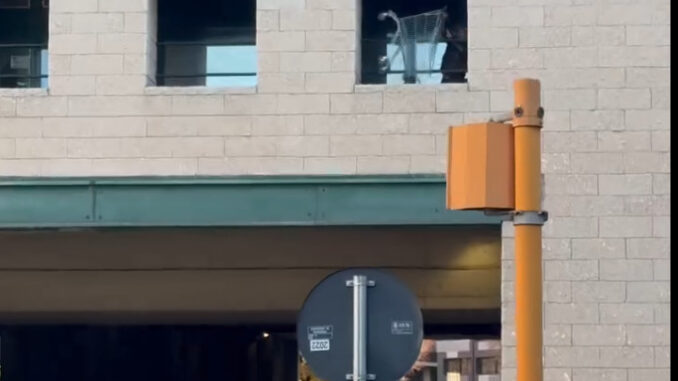 Carrello lanciato dal palazzo della Regione, paura a Fontivegge