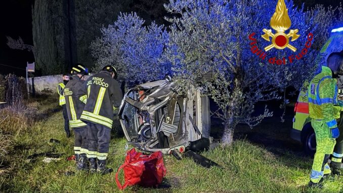 Incidente stradale a Perugia, giovane ferita estratta dall’auto