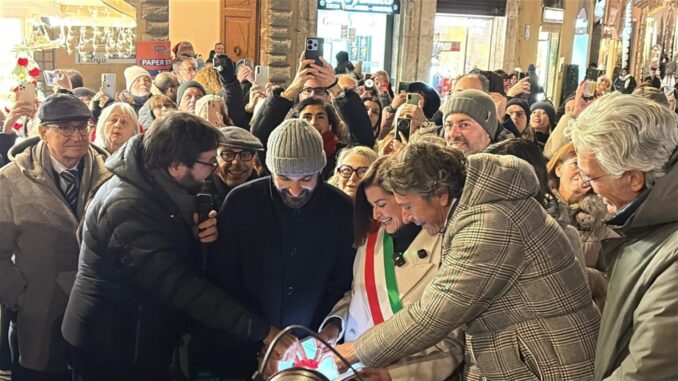 Perugia accende il Natale 2025 tra luci d’artista e videomapping