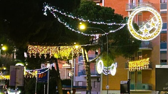 Via dei Filosofi accende il Natale con commercianti uniti