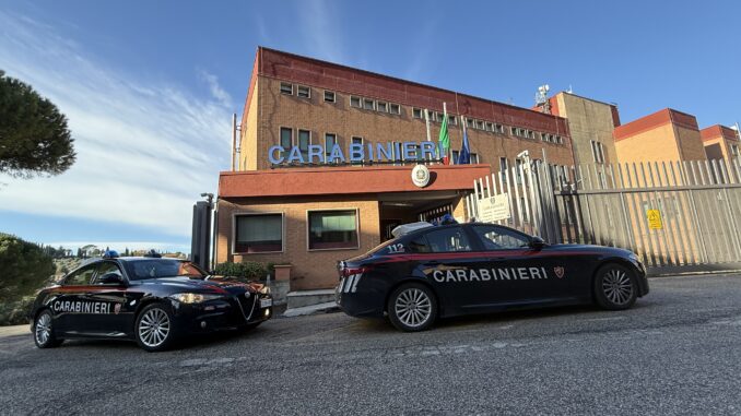 Tenta di strangolare la madre per denaro, arrestata 39enne