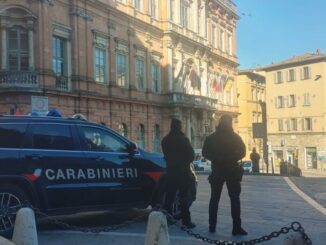 Carabinieri arrestano 25enne a Perugia con droga e denaro falso