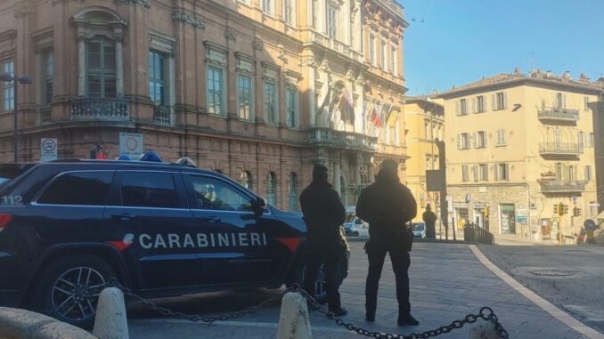 Carabinieri arrestano 25enne a Perugia con droga e denaro falso