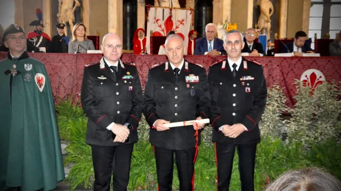 Eroe in divisa salva bimbo e riceve onorificenza