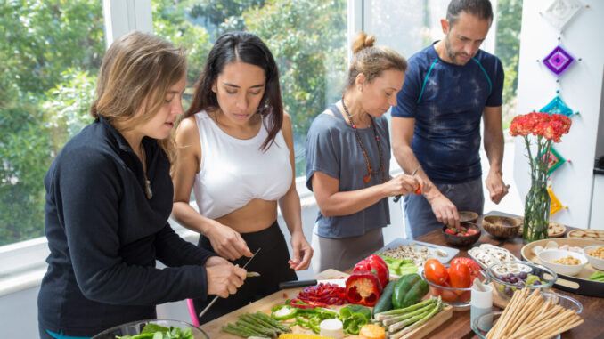 Studenti in cucina alla mensa Pascoli per “Da leccarsi i baffi”