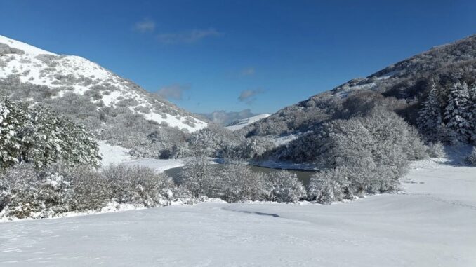 Prima neve incanta Gualdo Tadino tra natura e comunità