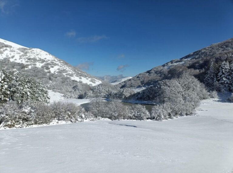 Prima neve incanta Gualdo Tadino tra natura e comunità