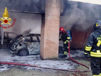 Due auto in fiamme all’alba in rimessa a Laviano