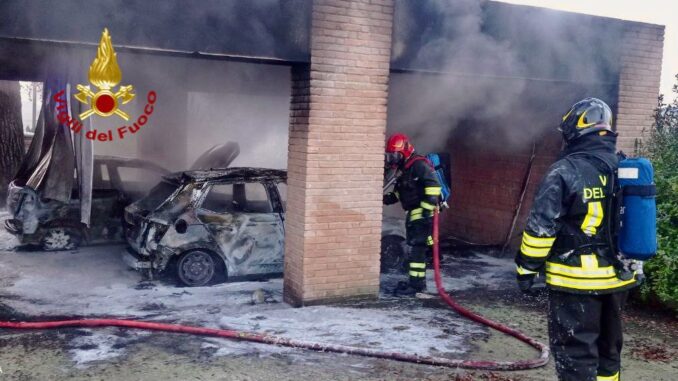 Due auto in fiamme all’alba in rimessa a Laviano
