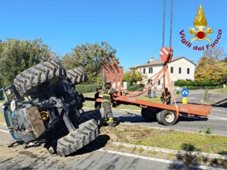 Terni, trattore si ribalta sulla SP65, strada bloccata