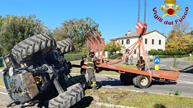 Terni, trattore si ribalta sulla SP65, strada bloccata