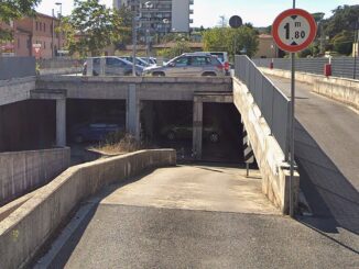 Rapinato in pieno giorno nel parcheggio sotterraneo della stazione a Ponte San Giovanni
