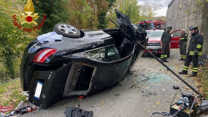 Auto precipita da parcheggio: anziano estratto dai rottami a Fossato di Vico