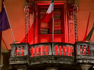 Palazzo Donini illuminato di rosso contro la violenza sulle donne