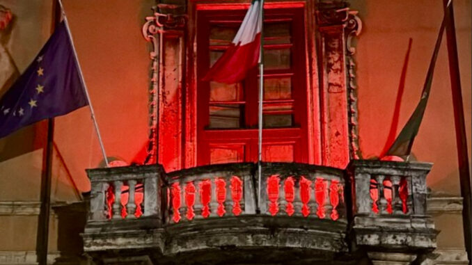Palazzo Donini illuminato di rosso contro la violenza sulle donne