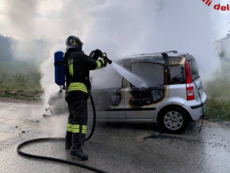 Incendio auto a GPL a Trevi, intervento rapido dei Vigili del fuoco