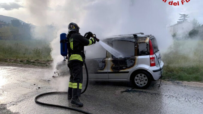 Incendio auto a GPL a Trevi, intervento rapido dei Vigili del fuoco