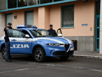 Ubriaco crea disturbo in un locale e fugge alla vista della Polizia