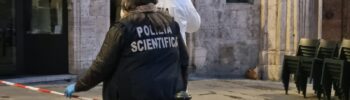 Coltellate nella notte in centro a Perugia, [Fotovideo] in piazza IV Novembre, magrebino grave in ospedale