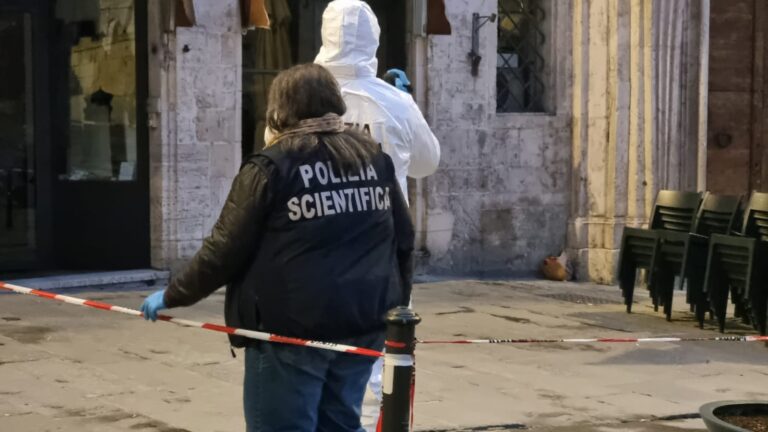 Coltellate nella notte in centro a Perugia, [Fotovideo] in piazza IV Novembre, magrebino grave in ospedale