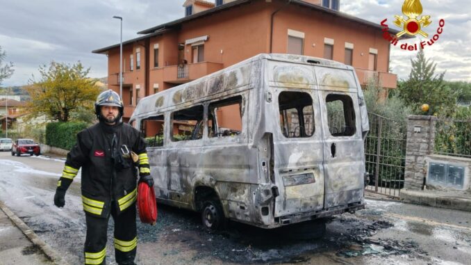 Incendio scuolabus a Magione, strada bloccata ma nessun ferito