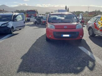 Tamponamento a catena sulla SS75: traffico bloccato e feriti