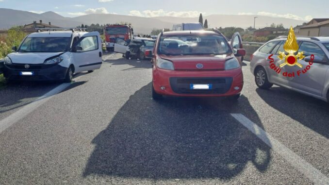 Tamponamento a catena sulla SS75: traffico bloccato e feriti