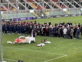 Folla commossa allo stadio per l’ultimo saluto al massaggiatore